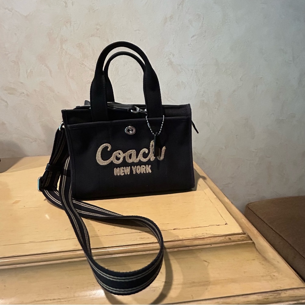 Coach cargo tote black canvas with gold script
Embroidery -CP164 cargo tote 26 - Picture 3 of 8